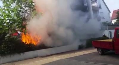 AMATEURFLAMMENBILDER - Fahrzeugbrand in Tiefgarage in Fellbach-Schmiden - Starke Rauchentwicklung - Bewohner ueber Drehleiter gerettet